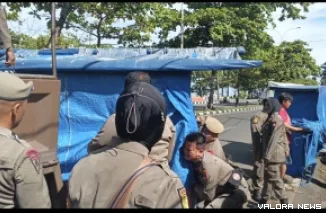 Satpol PP Padang menertibkan lapak dagangan PKL di Pantai Padang, Senin (13/10/2025)