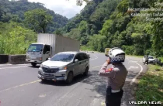 Anggota Satlantas Polresta Padang Panjang melakukan pengaturan jalan untuk mengurangi kemacetan (Dok. Satlantas Polres Padang Panjang)