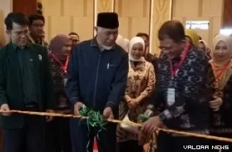 Gubernur Sumbar, Mahyeldi didampingi Ketua Kolegium Neurologi Indonesia, Prof Syahrul menggunting pita tandai dimulainya FINEST Tahun 2025 di Padang, Sabtu. (humas)