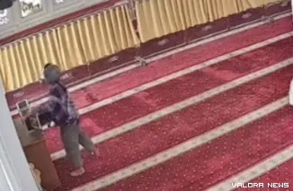 Aksi pencurian kotak amal di Masjid Raya Talang, Nagari Talang, Kecamatan Gunung Talang, Kabupaten Solok, terekam jelas oleh kamera pengawas (CCTV) (Dok. Ist)