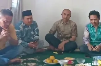 Ketua Umum KAMKA Sumbar, Jimmi Syah Putra Ginting (kanan) bersama anggota, saat pertemuan dua bulanan keluarga besar muslim Karo Sumbar di kediaman Jambur Sitepu, Ahad. (istimewa)