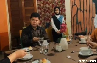Siswa SMKS PB mempraktekan table manner yang digelar di sekolah itu, Jumat. (hamriadi)