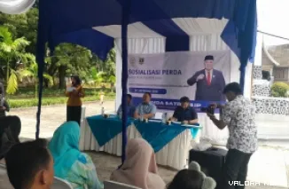 Wakil Ketua DPRD Sumbar, Nanda Satria sosialisasikan Perda tentang Pemberdayaan dan Perlindungan Koperasi dan UMKM di Halaman Museum Adityawarman di Belakang Tangsi Kota Padang, Sabtu. (humas)