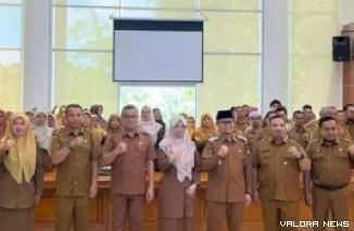 Wawako Bukittinggi, Ibnu Azis foto bersama dengan peserta Rakor Tim Percepatan Penurunan Stunting (TPPS) di Aula Balai Kota Bukittinggi, Selasa. (humas)