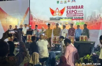 Gubernur Sumbar, Mahyeldi bersama Direktur Jenderal Pengembangan Ekspor Nasional, Fajarini Puntodewi dan jajaran, foto bersama usai pembukaan Sumbar Ekspo Tahun 2025, Senin. (humas)
