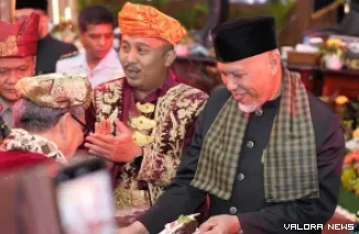 Gubernur Sumbar, Mahyeldi didampingi Vasko Ruseimy (Wagub) jelang memasuki ruang rapat paripurna istimewa Hari Jadi Sumbar ke-80 yang dipimpin Ketua DPRD Sumbar, Muhidi, Rabu. (humas)