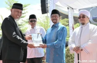 Gubernur Sumbar, Mahyeldi serahkan penghargaan pada mantan Mendagri sekaligus Gubernur Sumbar, Gamawan Fauzi di Komplek Masjid Raya Syech Ahmad Khatib Alminangkabawi, beberapa waktu lalu. (humas)