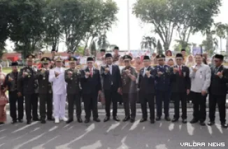 Ketua DPRD Sumbar, Muhidi foto bersama gubernur, wakil gubernur dan jajaran Forkopimda, usai peringatan Hari Sumpah Pemuda ke-97, di halaman kantor gubernur Sumbar, Selasa. (humas)