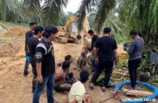 Tim gabungan dari Polda Sumbar, Polres Pasbar dan Polsek Sungai Beremas menemukan pelaku Peti di Jorong Air Runding, Nagari Koto Nan Duo, Kecamatan Koto Balingka, Rabu. (humas)