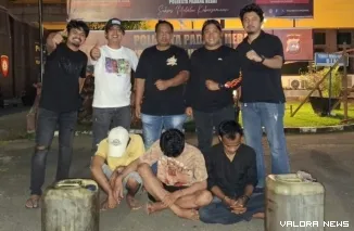 Para pelaku pencurian bahan bakar minyak (BBM) dari truk-truk yang terparkir di Terminal Truk Bandar Buat, Lubuk Kilangan, Padang, Sumatera Barat diamankan Tim Klewang Polresta Padang. (Dok. Polresta Padang)