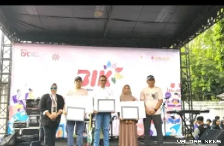 Kepala OjK Sumbar (Paling Kanan) Bersama Kepala Biro Perekonomian Provinsi Sumatera Barat Kuartini Deti Putri (Paling Kiri) Berfoto Bersama Pemenang TPAKD Award 2025, Pada Puncak Bulan Inklusi Keuangan 2025, Minggu (19/10/2205)