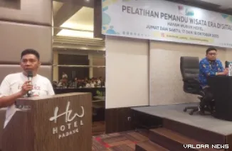 Kepala Dinas Pariwisata Kota Padang Yudi Indra Syani Saat Membuka Kegiatan Pelatihan Pemandu Wisata Era Digital, Jumar (17/10/2025)