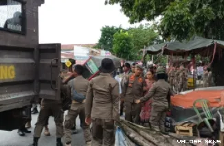 Petugas menertibkan sejumlah Pedagang Kaki Lima (PKL) yang menggunakan trotoar dan bahu jalan sebagai lapak dagangan di kawasan Jalan Jhoni Anwar, Kelurahan Lapai, Senin pagi. (Dok. Satpol PP Padang)