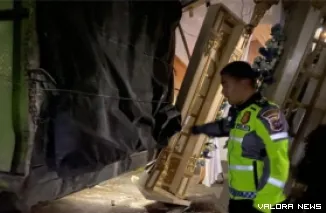 Kondisi truk Hino mengalami kecelakaan tunggal setelah tidak kuat menanjak di Jalan Lintas Padang Panjang--Bukittinggi, tepatnya di Jorong Koto Tuo, Nagari Panyalaian, Kecamatan X Koto, Kabupaten Tanah Datar, Kamis dini hari. (Dok. Polres Padang Panjang)