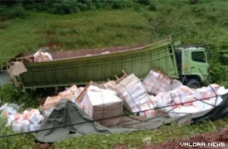Keadaan truk yang terguling di Jorong Koto Panjang, Kenagarian Pangkalan, Kecamatan Pangkalan Koto Baru, Kabupaten Limapuluh Kota, Minggu pagi. (Dok. Polres 50 Kota)