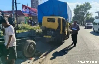Kondisi truk yang mengalami kecelakaan karena pecah ban di Baso. (Dok. Satlantas Polresta Bukittinggi)