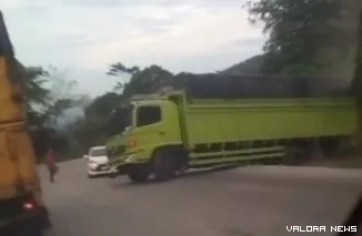 Kondisi truk yang melintang dijalan Sitinjau Lain, Rabu. (Dok. Ist)