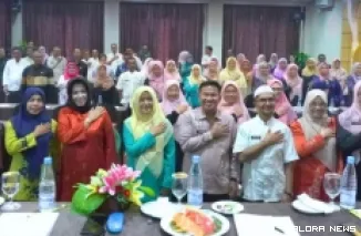 Ketua TP PKK Bukittinggi, Yesi Endriani bersama Rismal Hadi (Sekdako) dan jajaran, foto bersama usai pembukaan pertemuan advokasi dan koordinasi Pokjanal Posyandu, Selasa. (humas)