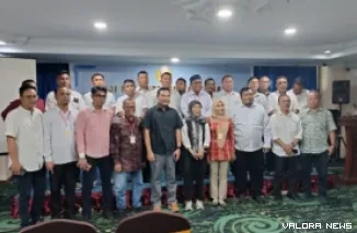 Ketua Jurusan Fikom UPN Veteran Yogyakarta, Dr Agung Prabowo bersama Mahmud Marhaba (ketum PJS) beserta penguji dan peserta, foto bersama usai pembukaan UKW di Medan, 17 Oktober 2025. (humas)