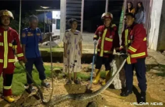 Petugas Damkar usai mengevakuasi ular dari kandang ayam milik warga. (Dok. Damkar Padang)