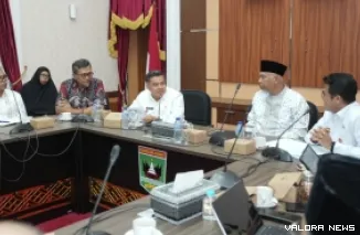 Gubernur Sumbar, Mahyeldi bersam Benni Warlis (Bupati Agam) beserta para pihak terkait, gelar rapat pembahasan tentang kemacetan di Pasar Padang Luar, Agam, Jumat. (humas)
