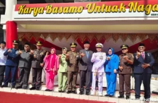 Gubernur Sumbar, Mahyeldi foto bersama dengan Kasdam XX/TIB, Brigjen TNI Heri Prakosa P Wibowo dan unsur Forkopimda lainnya, usai upacara HUT ke-80 TNI di Lapangan Imam Bonjol Padang, Ahad. (humas)
