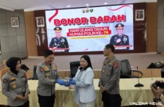 Wakapolda Sumbar Brigjen Pol Solihin, S.I.K., M.H., CSPHR Didampingi Kabid Humas Kombes Pol Susmelawati Rosya Menyerahkan Secara Simbolis Sekantung Darah Pada Kegiatan Donor darah Dalam Rangka HUT Humas Polri ke-74, Rabu (22/10/2025)