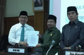 Ketua DPRD Bukittinggi, Syaiful Efendi secara simbolis menyerahkan pandangan anggota fraksi terhadap perubahan Ranperda Pembentukan dan Susunan Perangkat Daerah, Rabu. (humas)