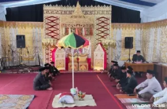 Batagak DiBawah Payuang, Salah Satu Tradisi yang Dibawakan Peserta Pada Festival Adat Kuranji 2025, Senin (13/10/2025)
