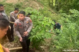 Personil Polisi saat melakukan investigasi di TKP penemuan potonga tubuh bayi. (Dok. Polsek Kota Bukittinggi)