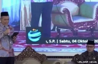 Wawako Bukittinggi, Ibnu Azis mendengarkan sambutan pimpinan ITBHAS jelang kuliah umum di Istana Bung Hatta, Sabtu. (humas)