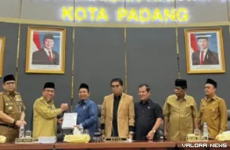 Ketua DPRD Padang, Muharlion didampingi para wakil ketua, Mastilizal Aye, Osman Ayub dan Jufri terima hantaran Rancangan APBD 2026 dari Wawako Padang, Maigus Nasir dalam rapat paripurna, Senin. (humas)