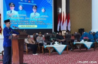 Wakil Wali Kota Bukittinggi, Ibnu Asis, kukuhkan Yesi Endriani sebagai Bunda PAUD dan Bunda Literasi Bukittinggi di Balairung Rumah Dinas Wali Kota Bukittinggi, Jumat. (humas)