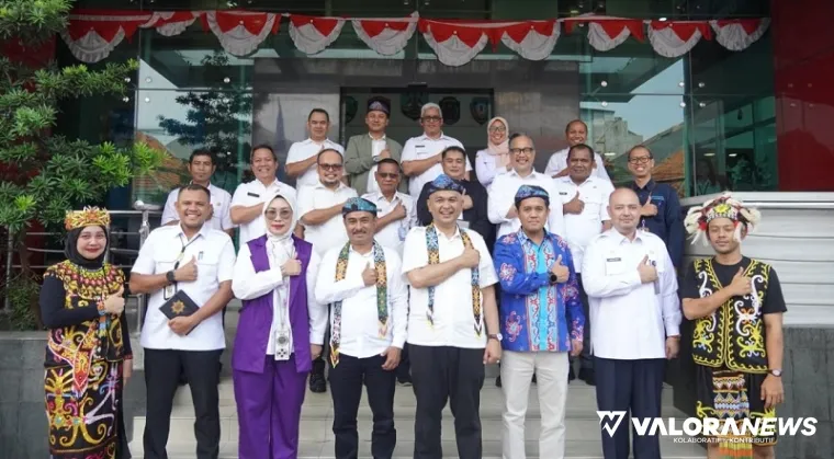 Kepala Badan Penghubung Pemerintah Provinsi (Pemprov) Sumatera Barat, Aschari Cahyaditama foto bersama dengan anggota Forkappsi, usai disepakati secara aklamasi sebagai ketua di kantor badan penghubung Kalimantan Utara, di Jakarta, Rabu. (humas)