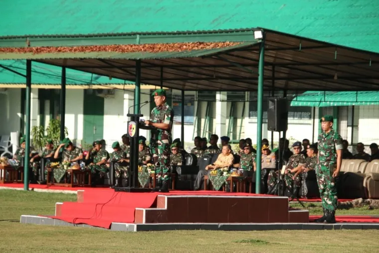 Kasdam XX/TIB Brigjen TNI Heri Prakosa, P.W. membuka kegiatan Persami Korp Kadet Republik Indonesia (RI) yang digelar di Markas Yonif 133/Yudha Sakti, Kota Padang. (Penrem 032/Wbr)