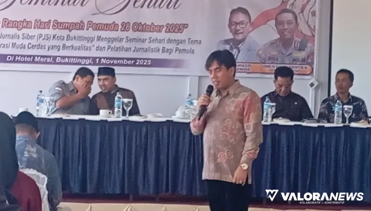 Narasumber pelatihan jurnalistik sekaligus seminar sehari yang digelar pengurus Pro Junalismedia Siber (PJS) Bukittinggi, Sabtu. (panitia)