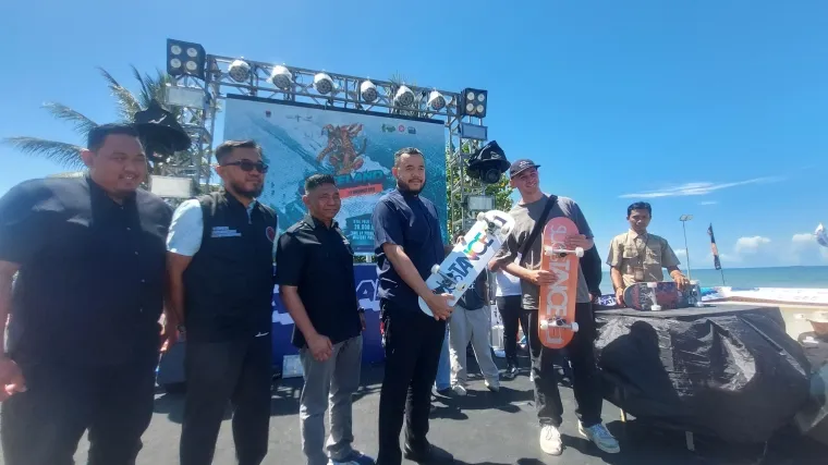 Walikota Padang Fadli Amran Didampingi Kepala Dinas Pariwisata Kota Padang Yudi Indra Syani Saat Membuka Kegiatan Padang Skateland 2025, Sabtu (1/11/2025)