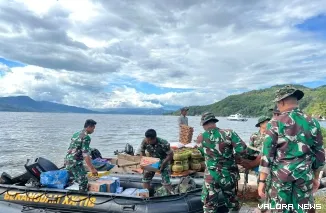 Personel Bekangdam XX/Tuanku Imam Bonjol (TIB) melakukan pengantaran bantuan dengan menempuh perjalanan sejauh 12 mil melalui Danau Singkarak. (Dok. Ist)