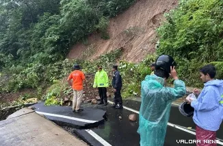 Salah satu akses jalan yang putus pasca bencana Hidrometeorologi di Sumbar. (Dok. Ist)