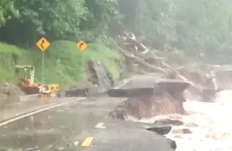 Kondisi jalan yang amblas dan tidak dapat untuk dilalui di kawasan Lembah Anai. (Dok. Ist)