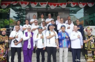 Kepala Badan Penghubung Pemerintah Provinsi (Pemprov) Sumatera Barat, Aschari Cahyaditama foto bersama dengan anggota Forkappsi, usai disepakati secara aklamasi sebagai ketua di kantor badan penghubung Kalimantan Utara, di Jakarta, Rabu. (humas)