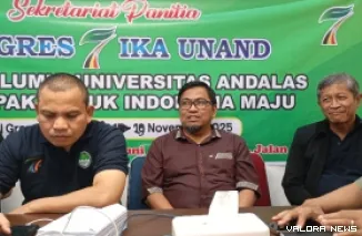 Ketua Pelaksana Kongres, dr. Muhammad Rendra saat menyampaikan press release terkait pelaksanaan Kongres VII Ika Unand