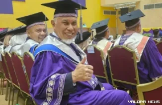 Gubernur Sumbar, Mahyeldi saat mengikuti prosesi wisuda magesiter manajemen di Universiti Islam Antarabangsa Sultan Abdul Halim Mu'adzam Shah (UniSHAMS) Kedah, Malaysia, Sabtu. (humas)