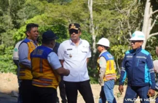 Wakil Gubernur Sumbar, Vasko Ruseimy meninjau pengerjaan jalan Bayang-Alahan Panjang bersama jajaran terkait, Rabu. (humas)