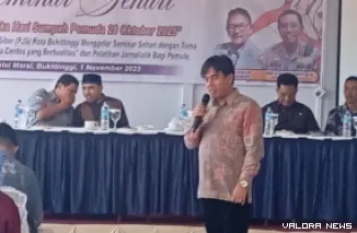 Narasumber pelatihan jurnalistik sekaligus seminar sehari yang digelar pengurus Pro Junalismedia Siber (PJS) Bukittinggi, Sabtu. (panitia)