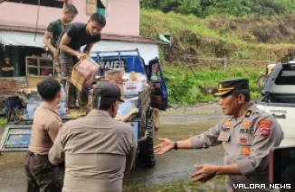 Personil Kepolisian membagika  bantuan kemanusiaan kepada korban bencana Hidrometeorologi. (Dok. Ist)
