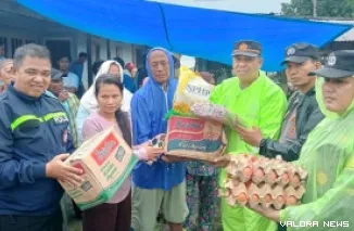 Kapolres Pasaman Barat, AKBP Agung Tribawanto menyerahkan bantuan sembako bagi korban terdampak banjir, Jumat. (humas)