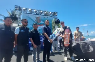 Walikota Padang Fadli Amran Didampingi Kepala Dinas Pariwisata Kota Padang Yudi Indra Syani Saat Membuka Kegiatan Padang Skateland 2025, Sabtu (1/11/2025)