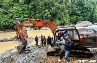 Tim Ditreskrimsus Polda Sumatera Barat bersama Satreskim Polres Pasaman Barat temukan aktivitas Peti di Nagari Sinuruik, Kecamatan Talamau, Kamis. Menuju lokasi ini, tim berjalan kaki menyusuri aliran Batang Pasaman Muara Mangkisek. (robbi irwan)