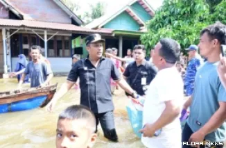 Wakil Gubernur (Wagub) Vasko Ruseimy saat meninjau salah satu titik terdampak banjir bandang dan cuaca ekstrem di Sumatera Barat (Sumbar). (Dok. Adpim Sumbar)